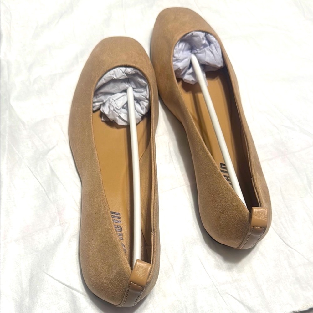 NWT Women's Beige Flats